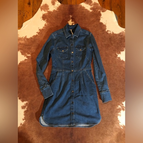 Free People mini denim dress 
size small 
98% cotton 
No flaws - Picture 1 of 4